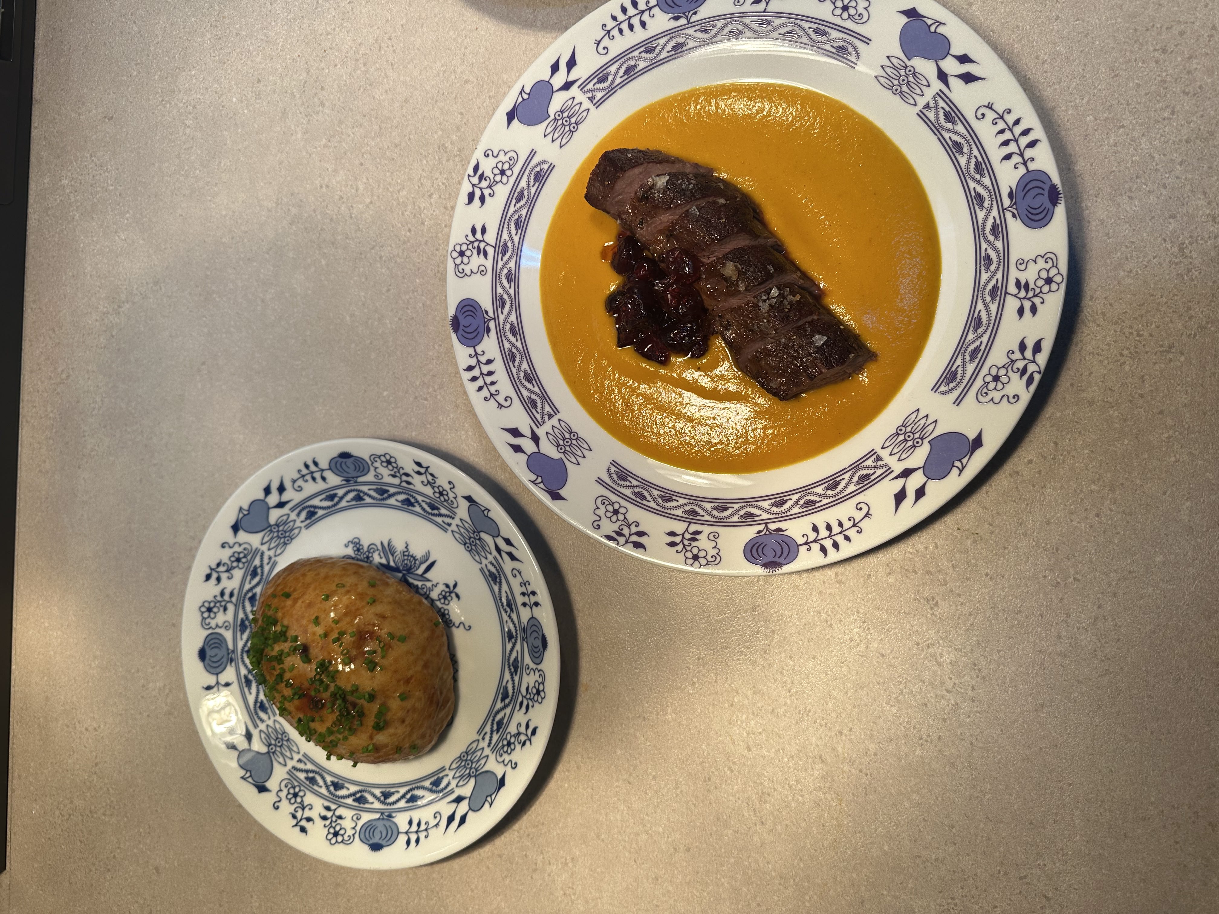 Jahňací chrbát na sviečkovej omáčke a parená knedľa