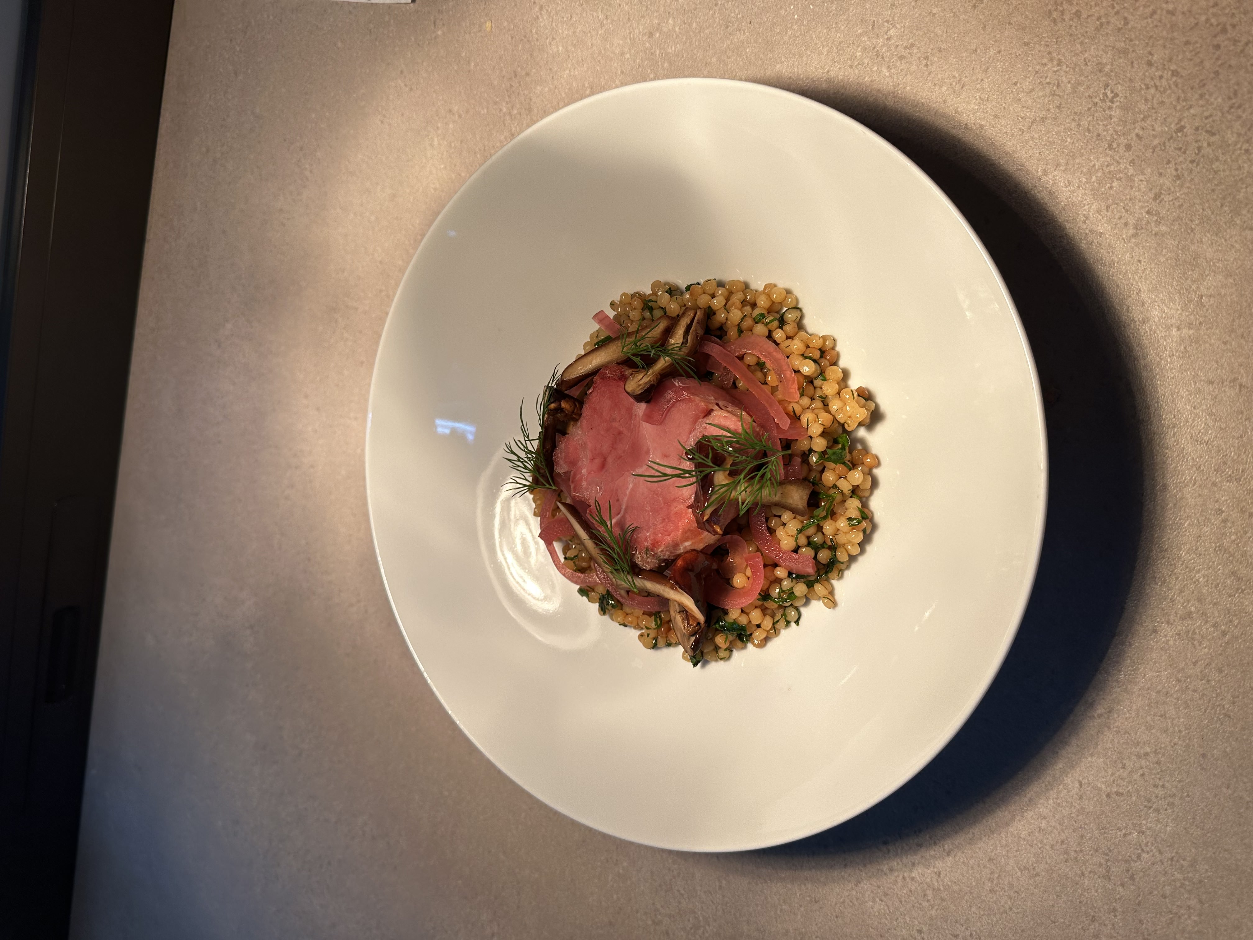 Údená krkovica s tarhoňou a nakladanými hríbmi