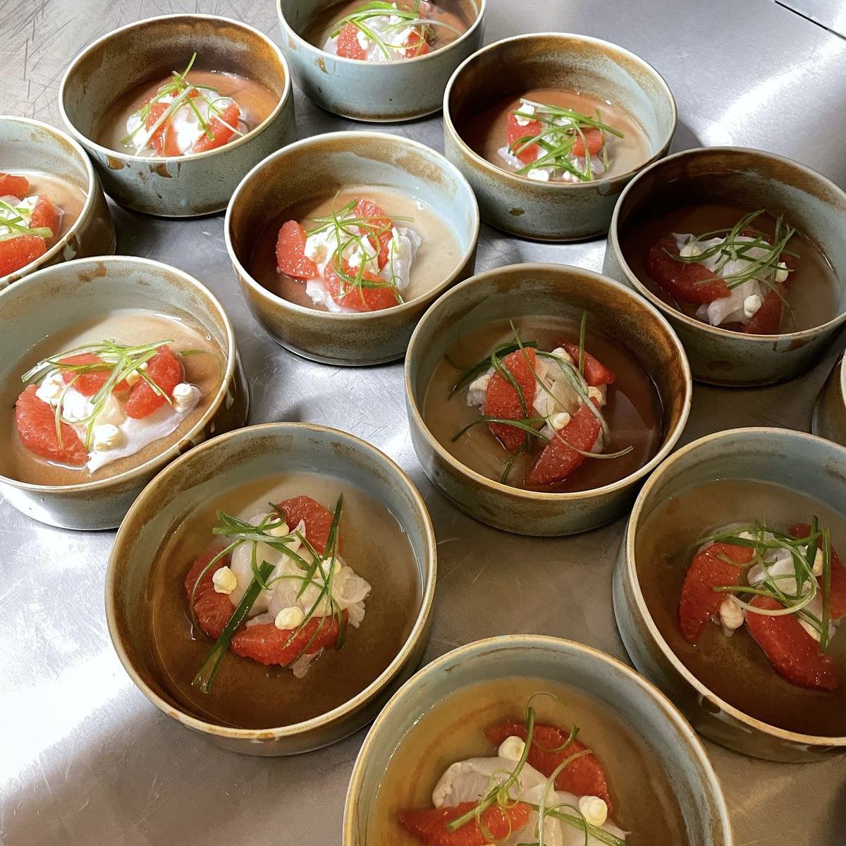 Pstruh ceviche, grep, crème fraîche