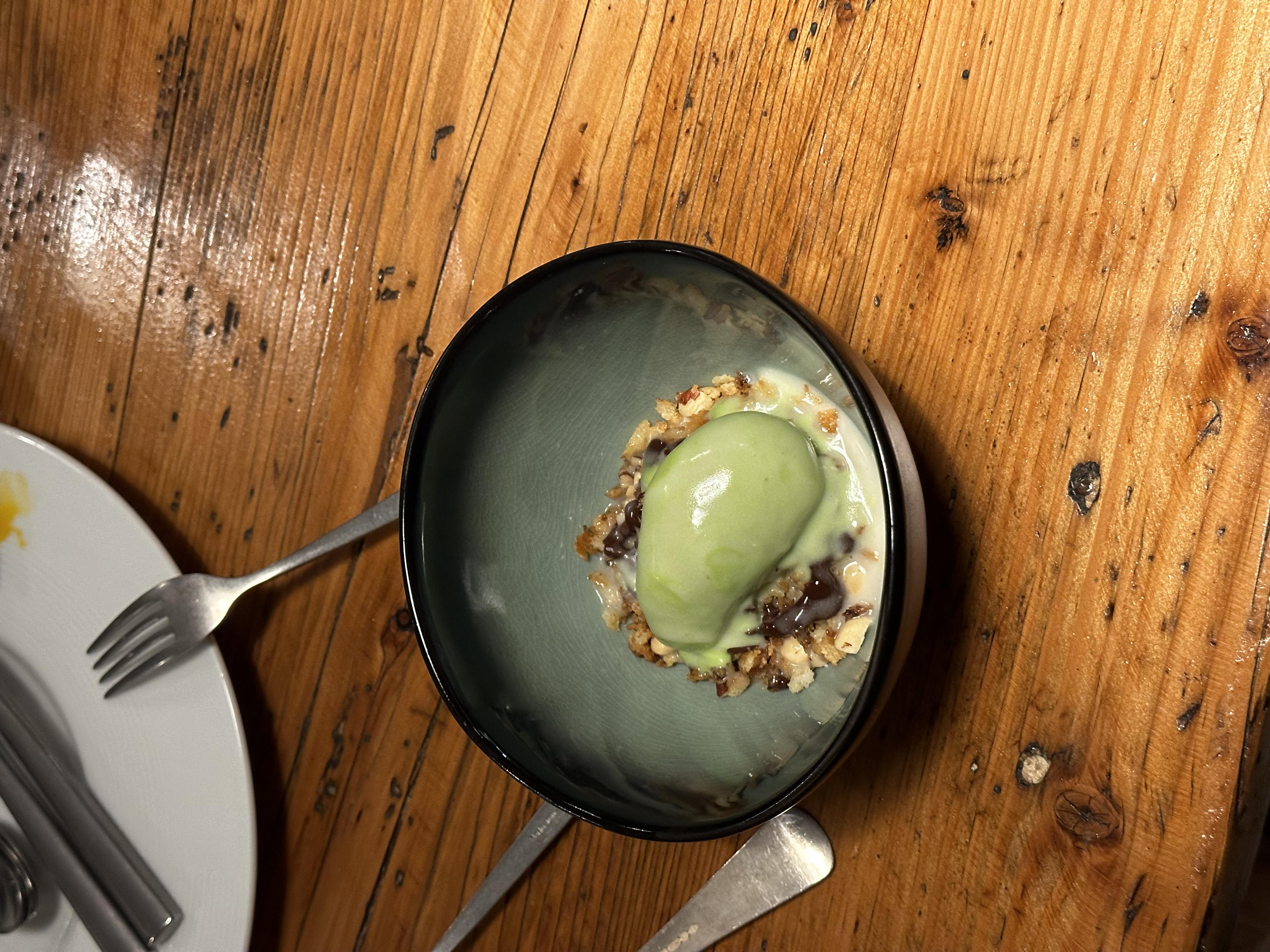 Kokosovohrašková zmrzlina, čokoláda, orechová strúhanka