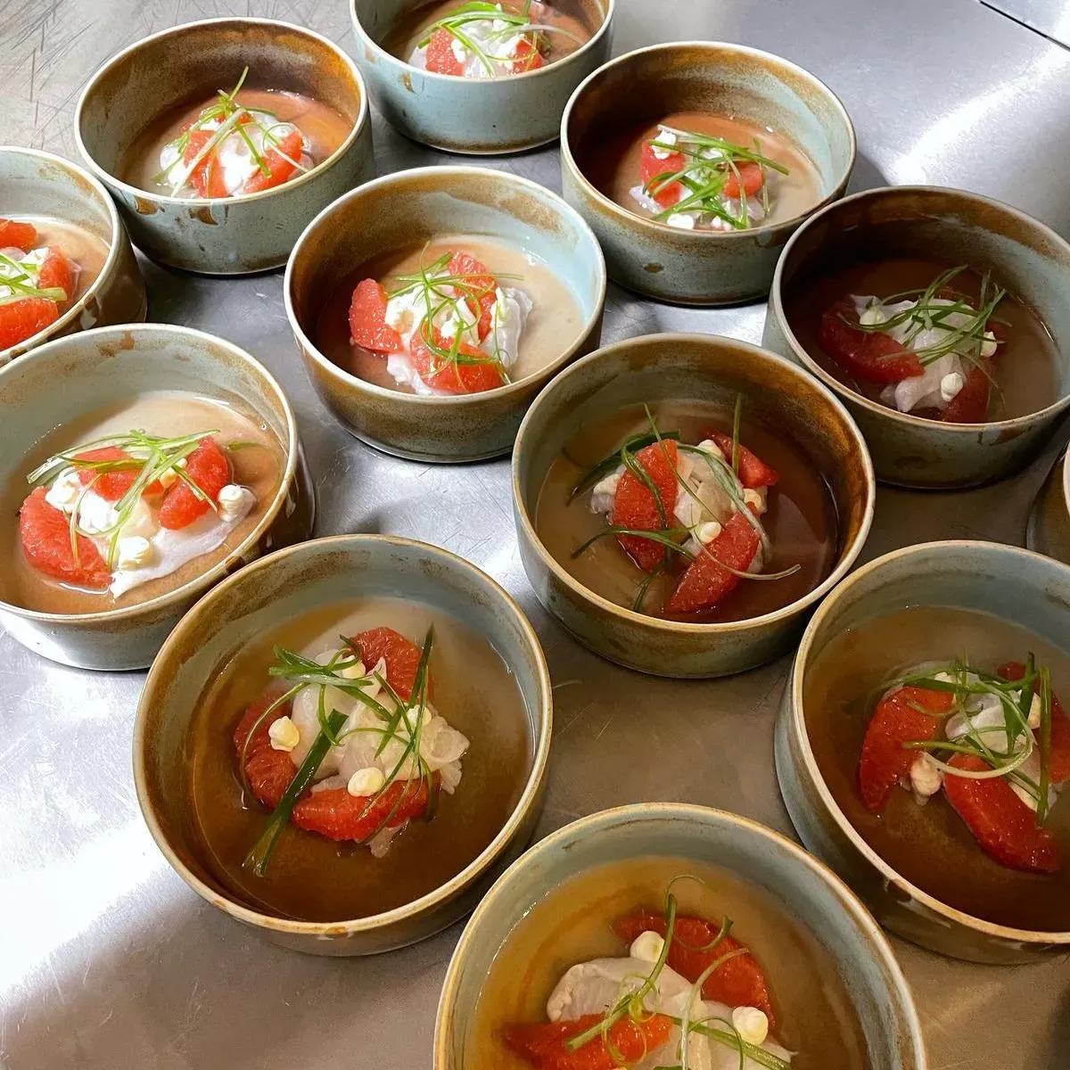 Pstruh ceviche, grep, crème fraîche