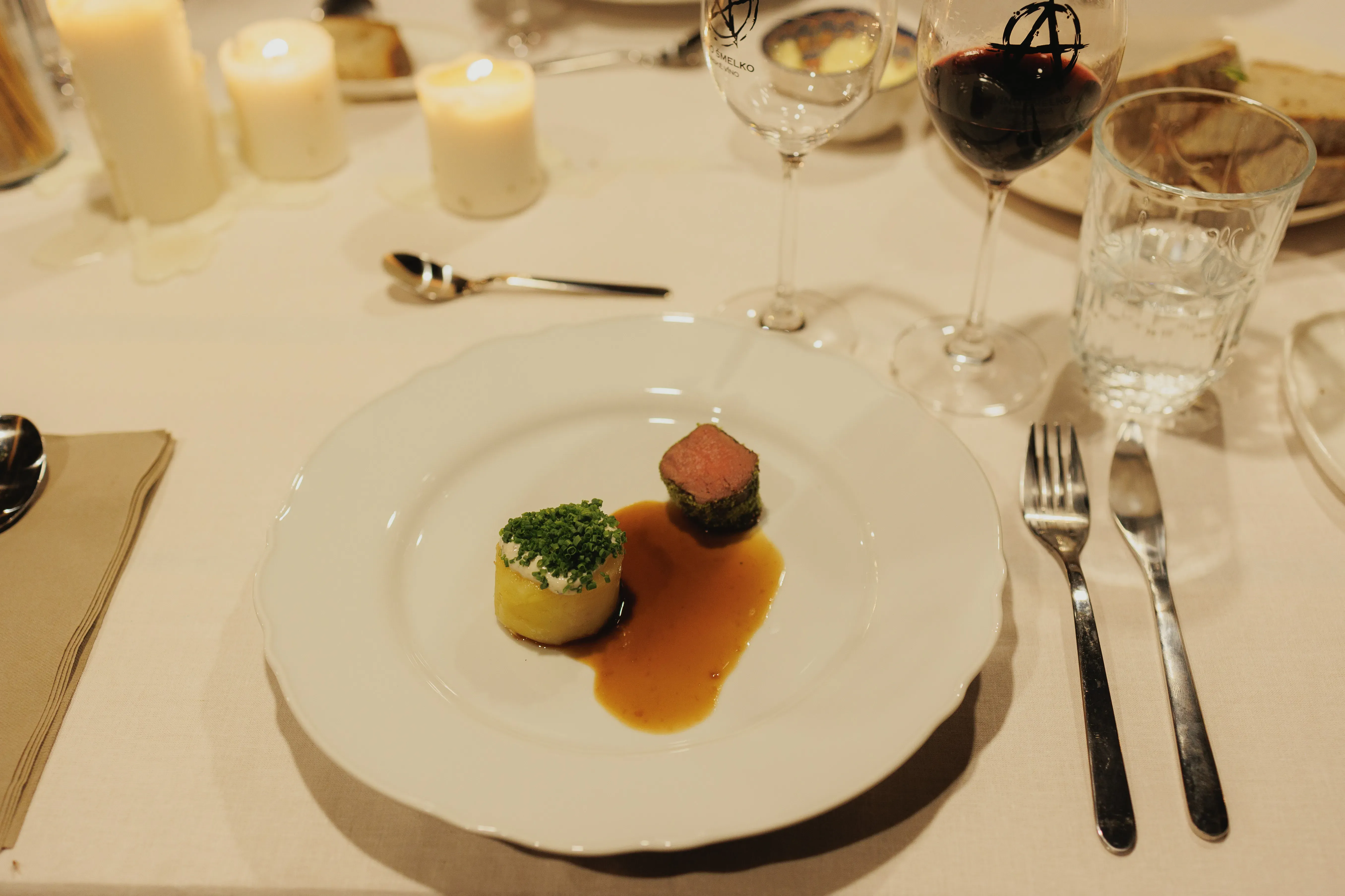 Grilovaný chrbát z daniela a pečený zemiak s modrým syrom