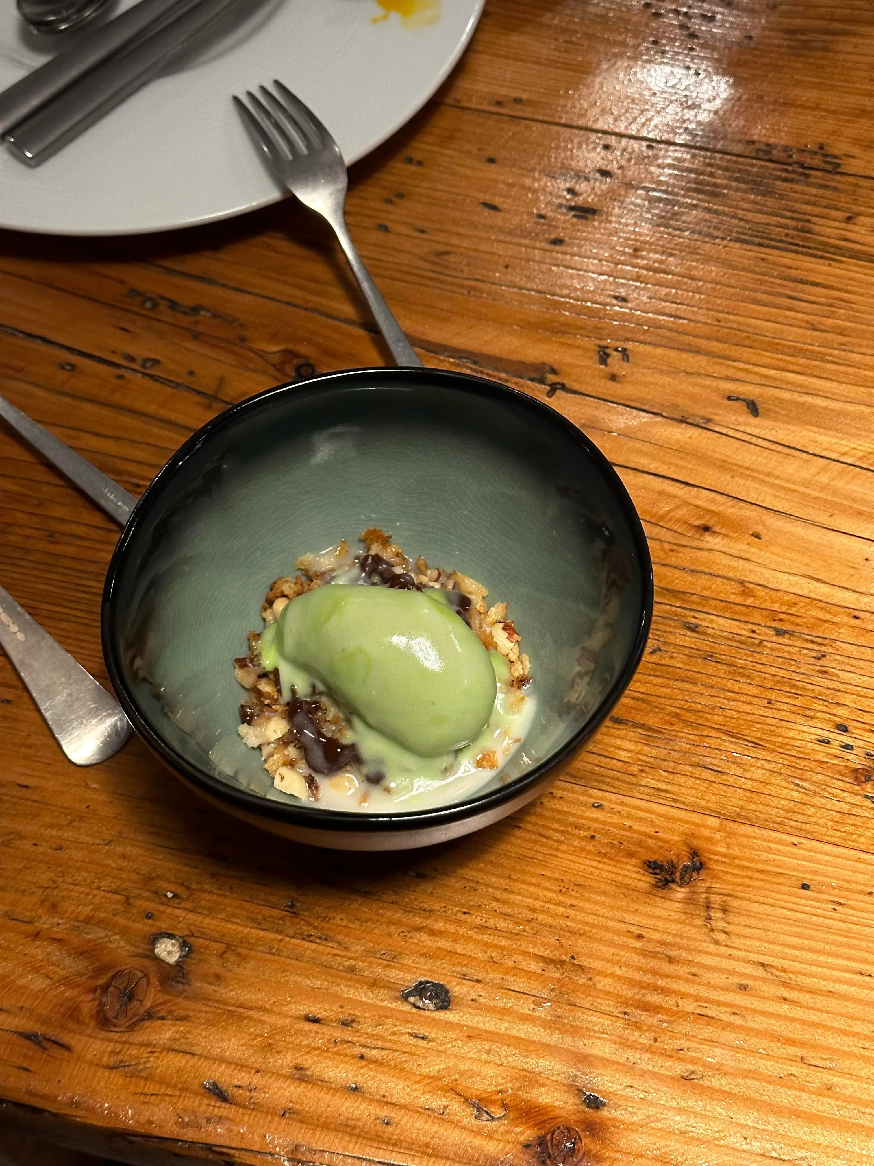 Kokosovohrašková zmrzlina, čokoláda, orechová strúhanka