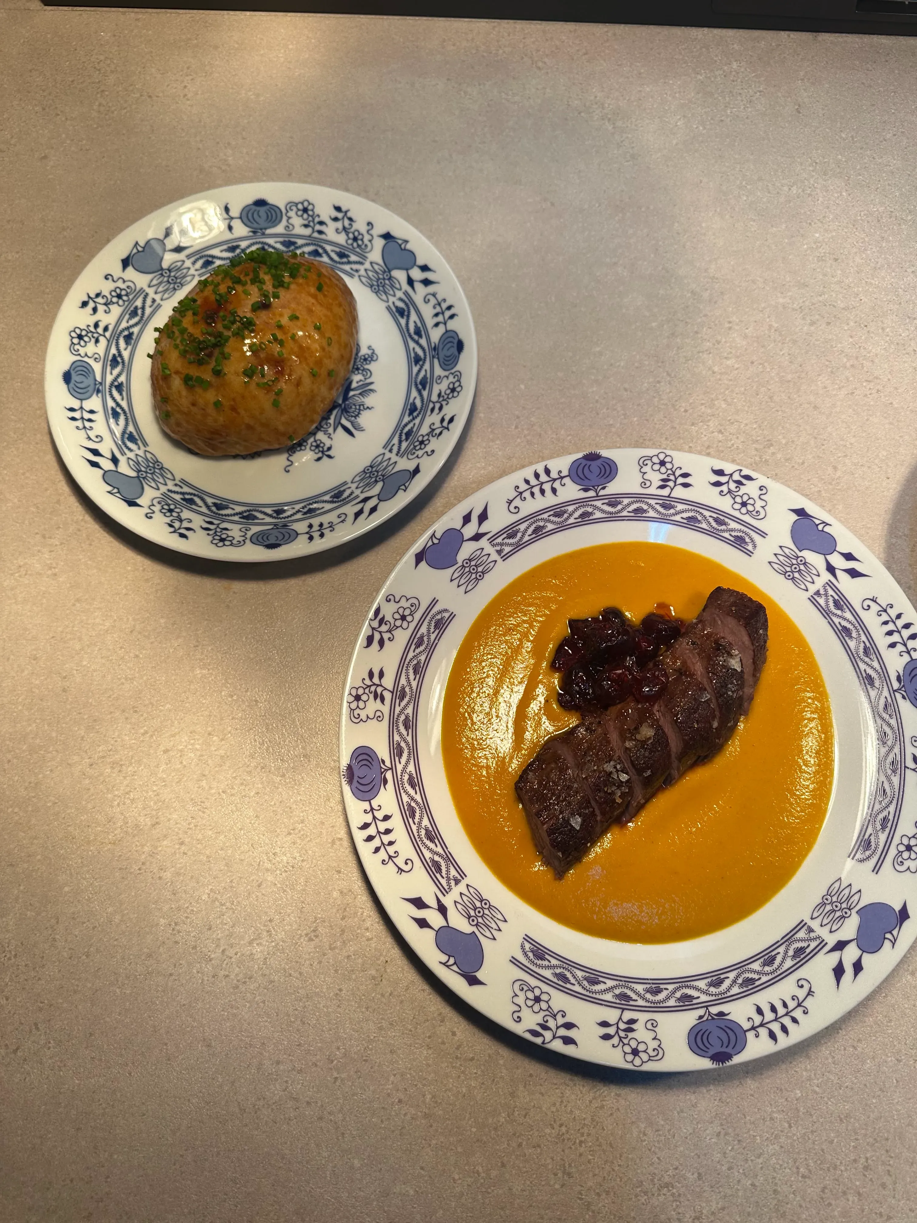 Jahňací chrbát na sviečkovej omáčke a parená knedľa