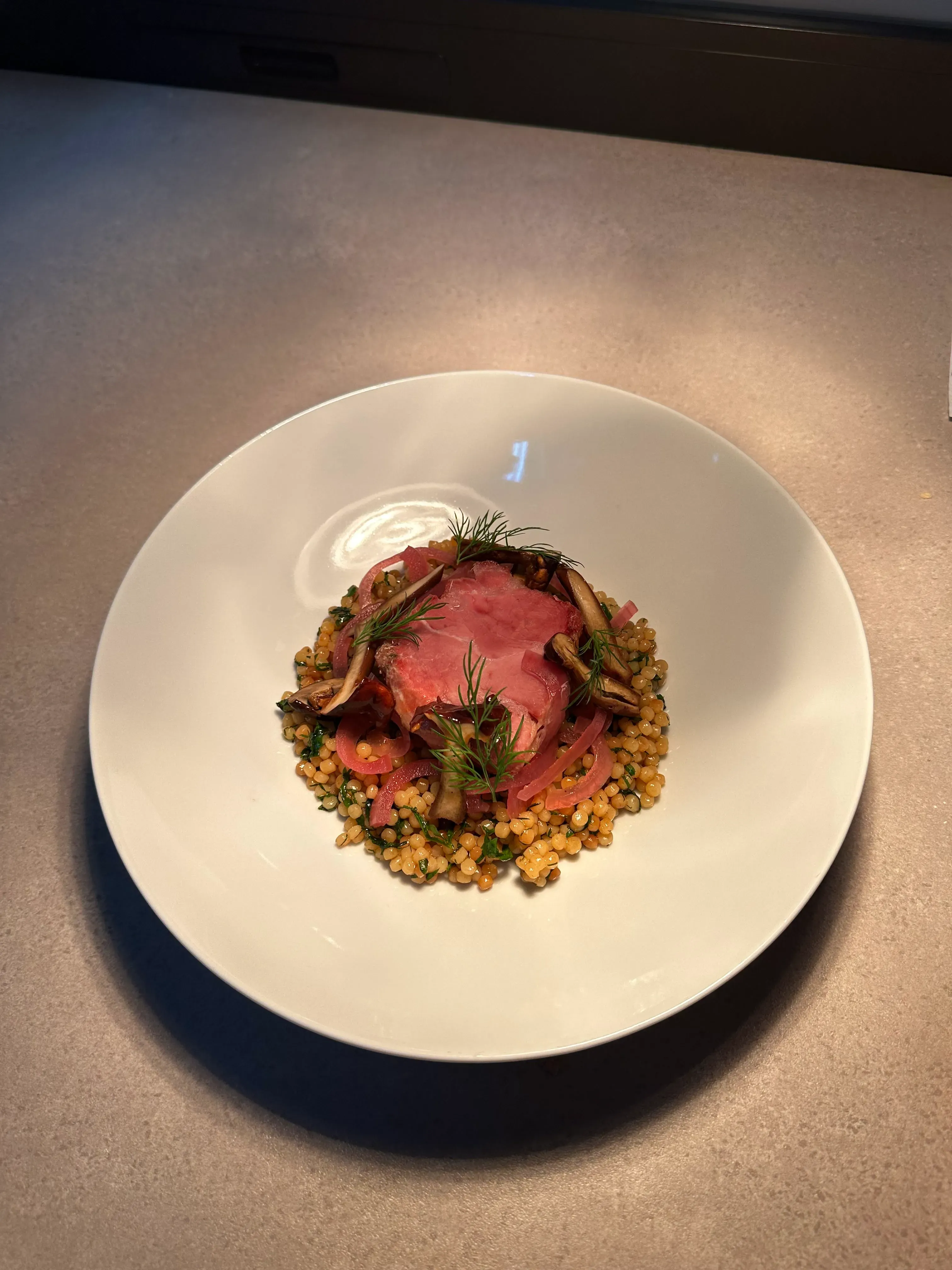 Údená krkovica s tarhoňou a nakladanými hríbmi